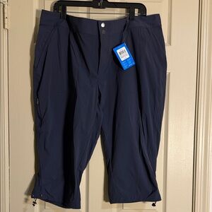 NWT Columbia Navy Women's Knee Pants 22W A157